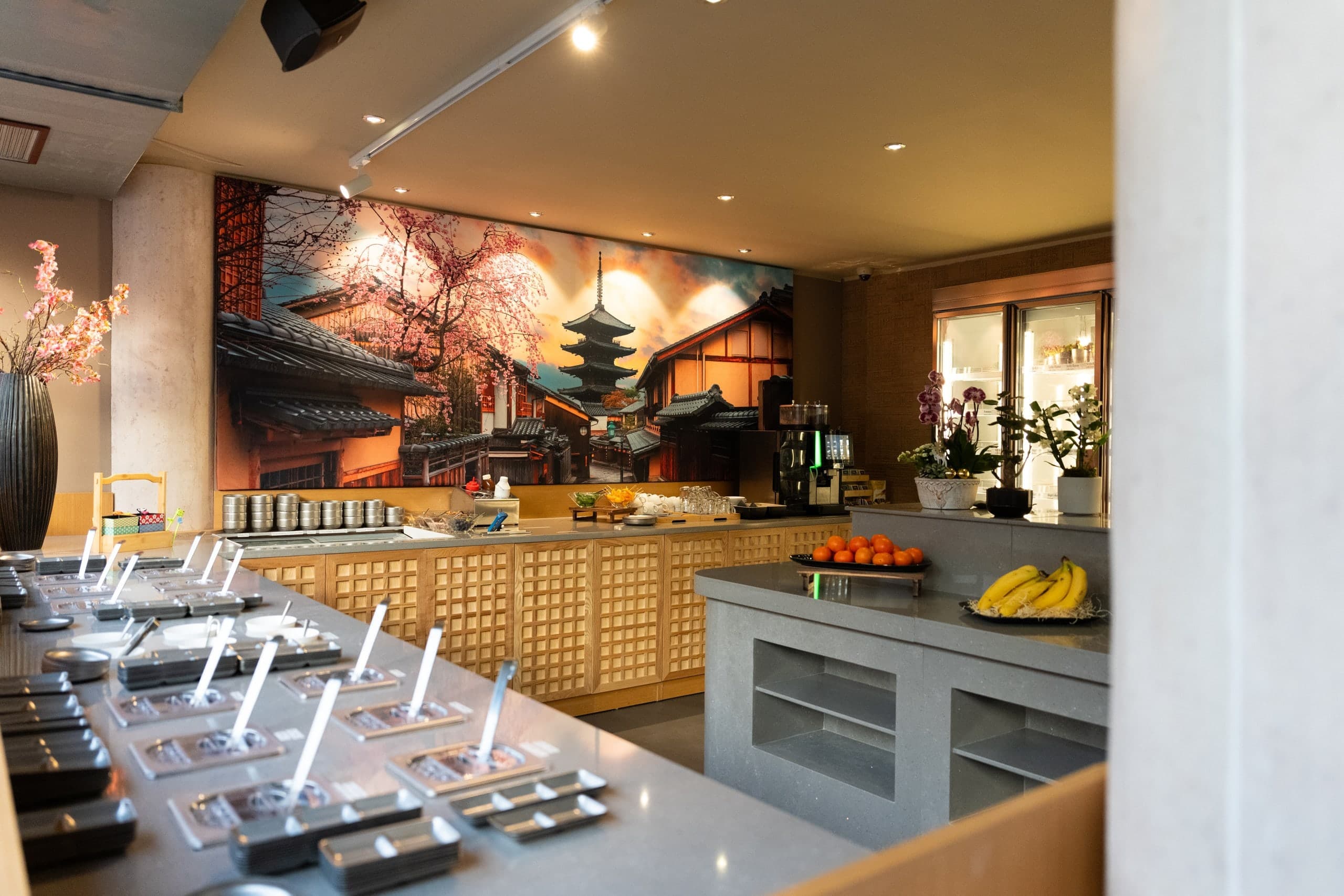 Saucenstation und Buffet vor dem Wandbild mit Pagode
